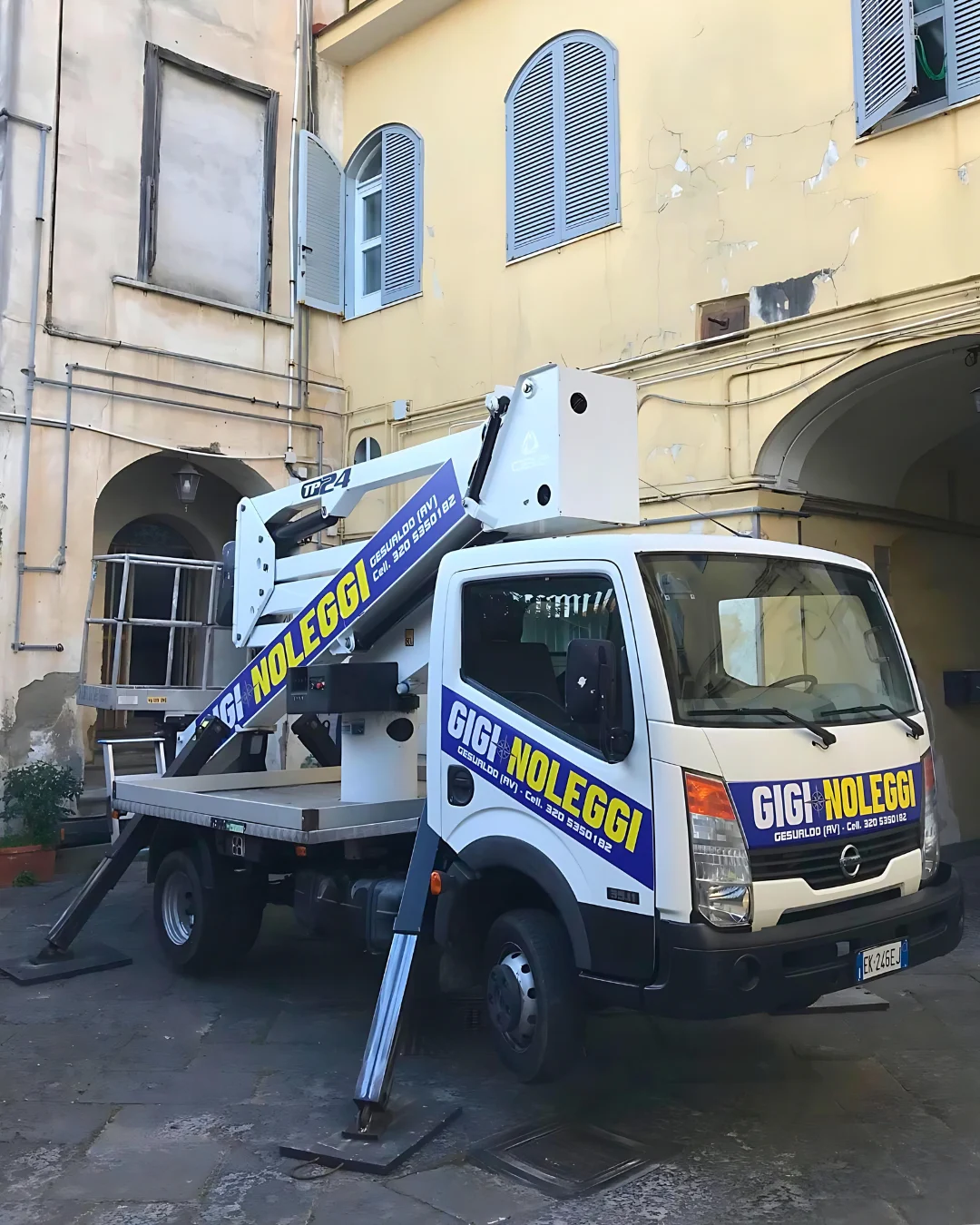 Piattaforma aerea autocarrata Gigi Noleggi